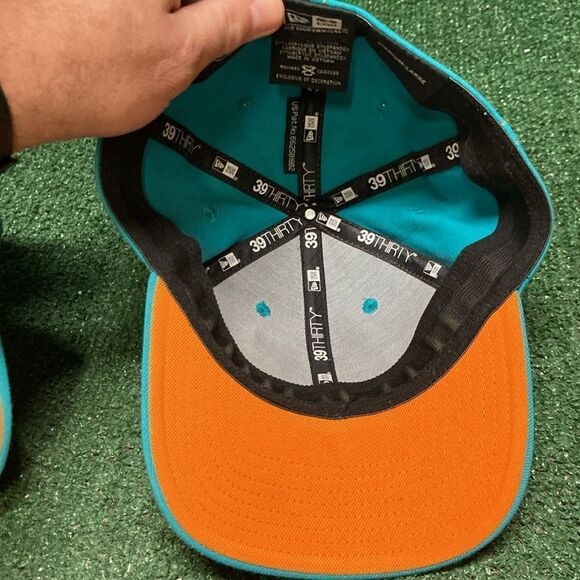 Lot of 2 medium large New Era Miami Dolphins fitted hats (OKPM-01-021) - Picture 12 of 13